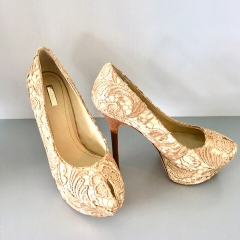 Report Signature Cream Lace embroidery Platform heel size 7.5